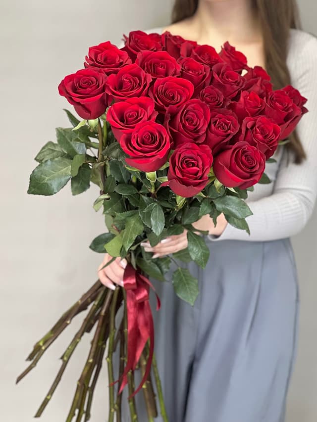 Букет из 25 красных роз 70 см премиум Букет из 25 красных роз 70 см премиум