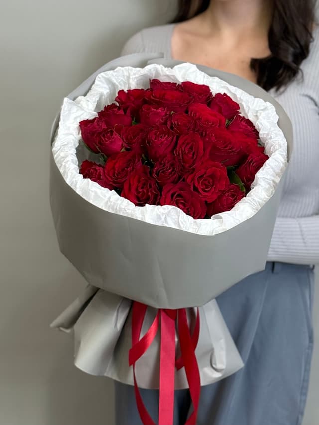 Букет из 25 красных роз Кения 35-40 см в фирменной упаковке Букет из 25 красных роз Кения 35-40 см в фирменной упаковке