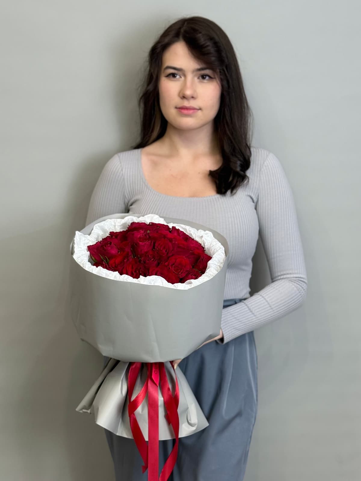 Букет из 25 красных роз Кения 35-40 см в фирменной упаковке