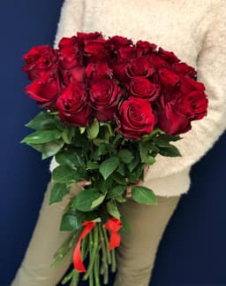 Свежий букет из 25 красных роз Эквадор 50 см