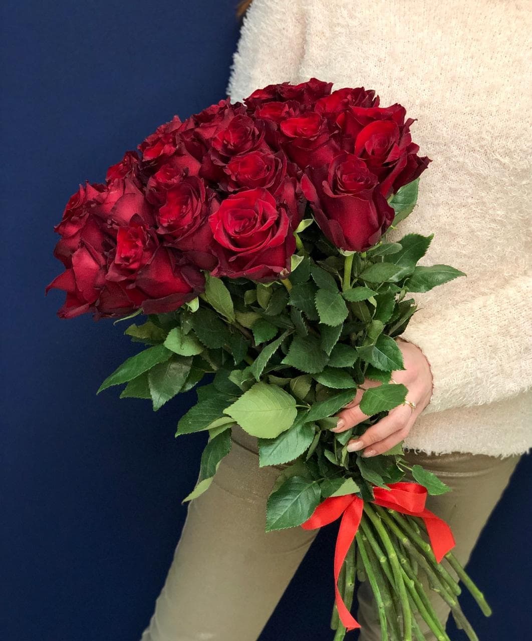 Свежий букет из 25 красных роз Эквадор 50 см