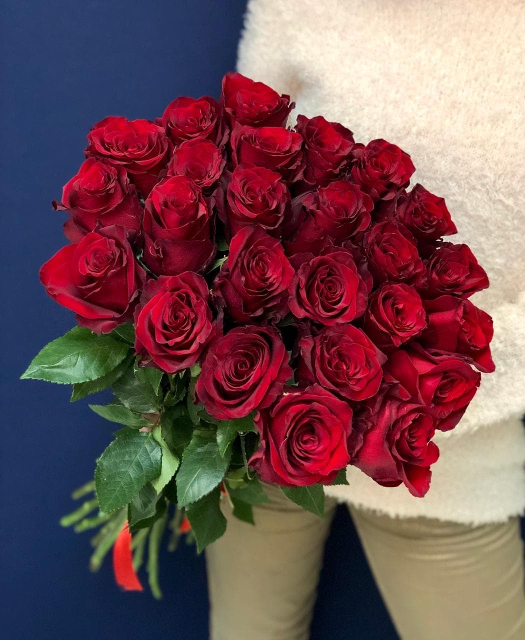 Свежий букет из 25 красных роз Эквадор 50 см