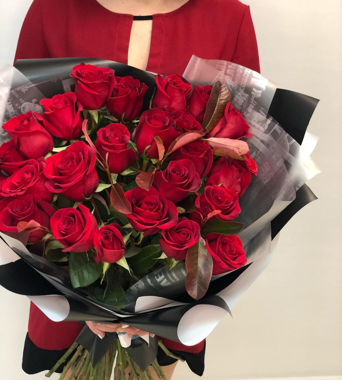 Букет из 25 красных Роз Эквадор с зеленью в матовой бумаге 50 см