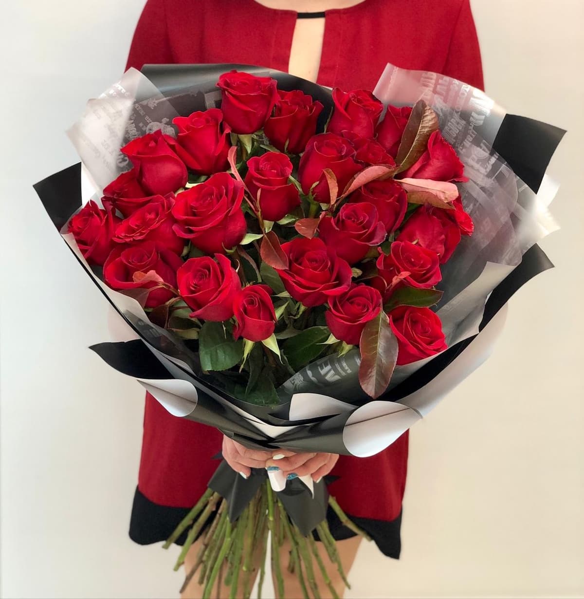 Букет из 25 красных Роз Эквадор с зеленью в матовой бумаге 60 см