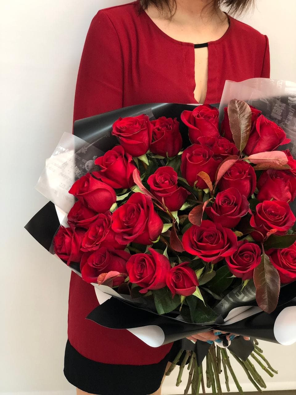Букет из 25 красных Роз Эквадор с зеленью в матовой бумаге 90 см