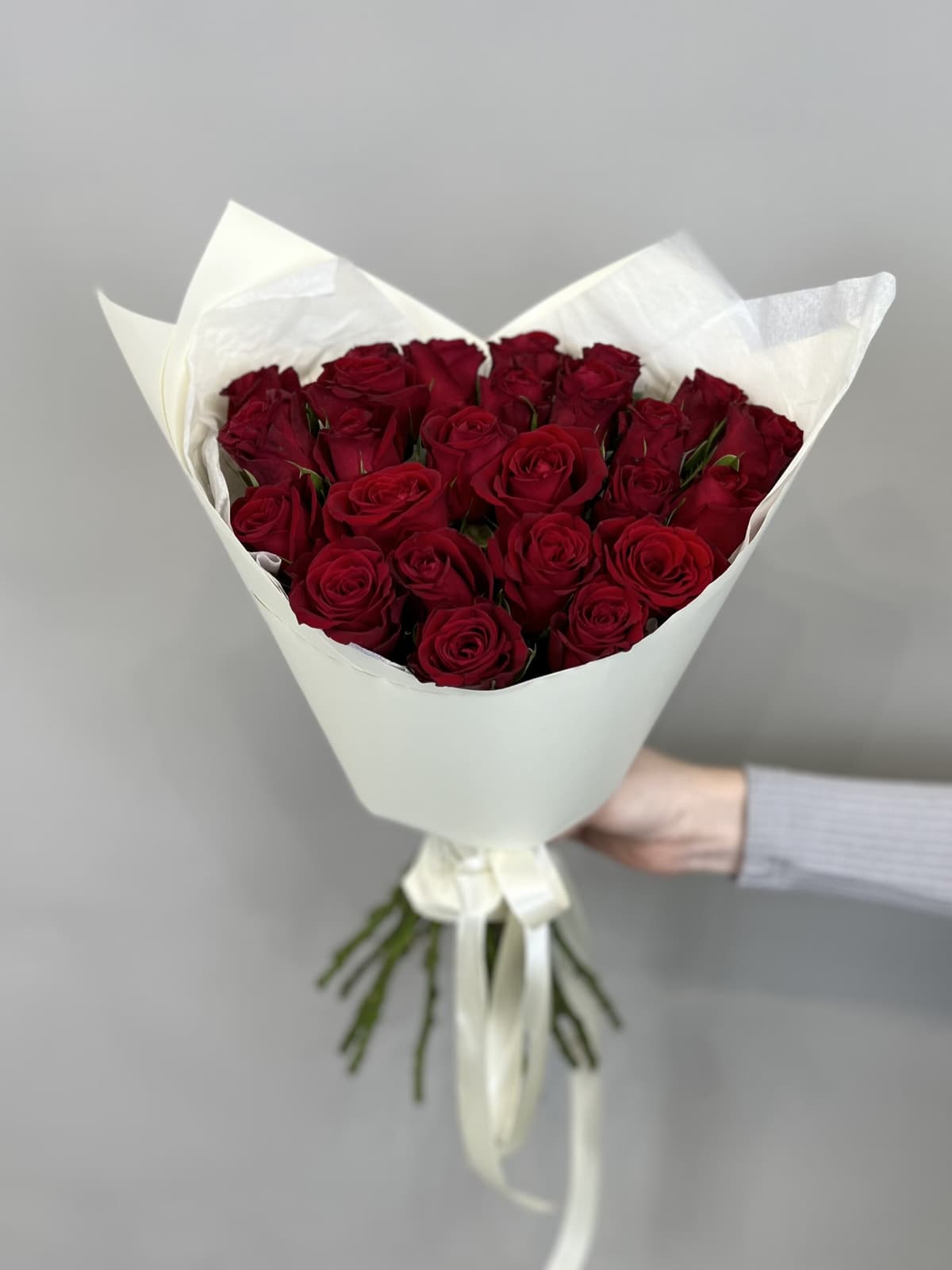 Красивый букет из 25 красных роз Кения 35-40 см в матовой бумаге