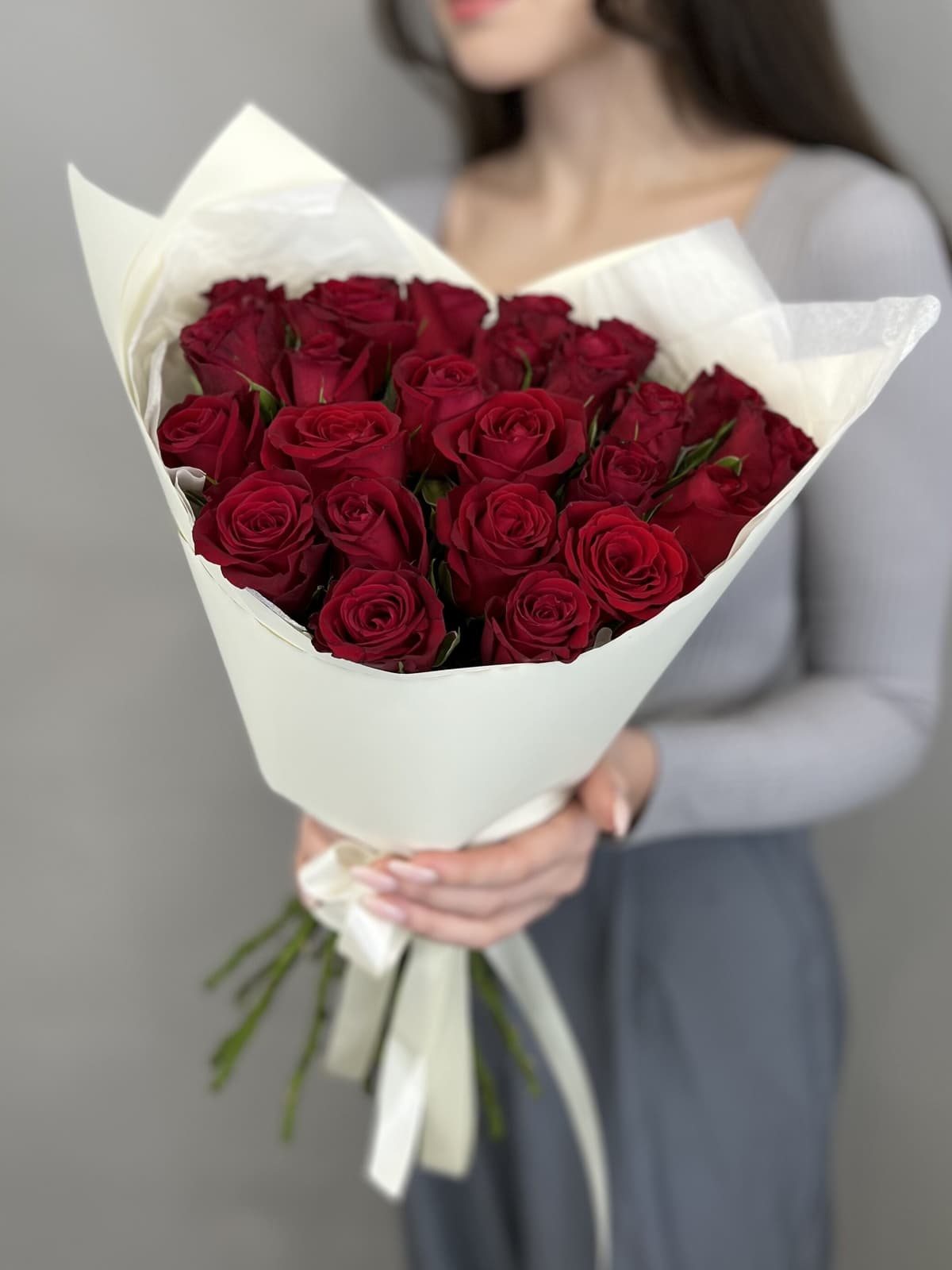 Красивый букет из 25 красных роз Кения 35-40 см в матовой бумаге