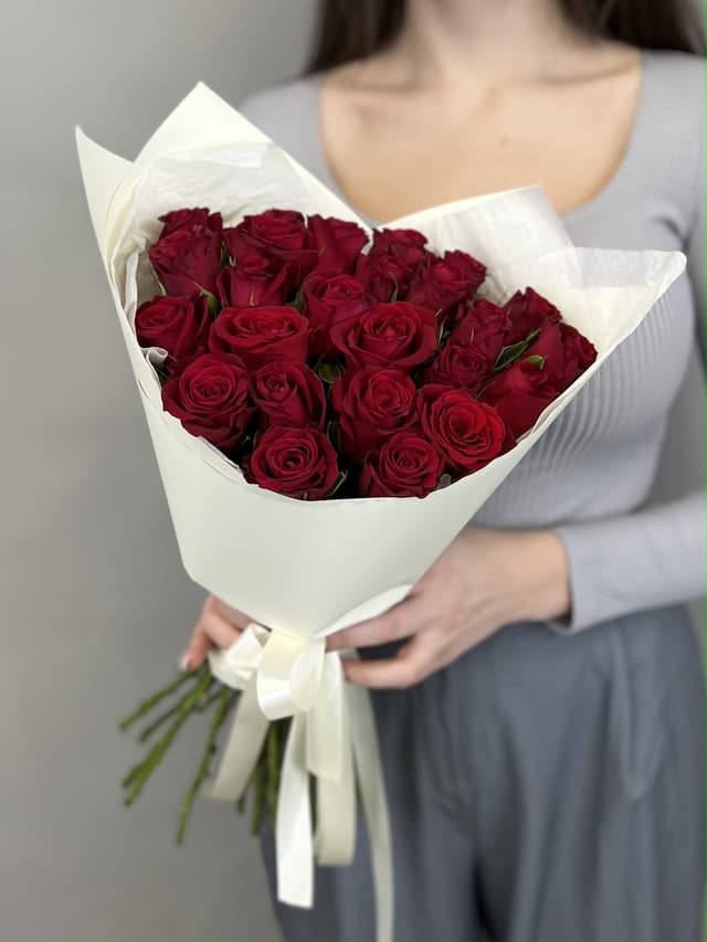 Красивый букет из 25 красных роз Кения 35-40 см в матовой бумаге Красивый букет из 25 красных роз Кения 35-40 см в матовой бумаге