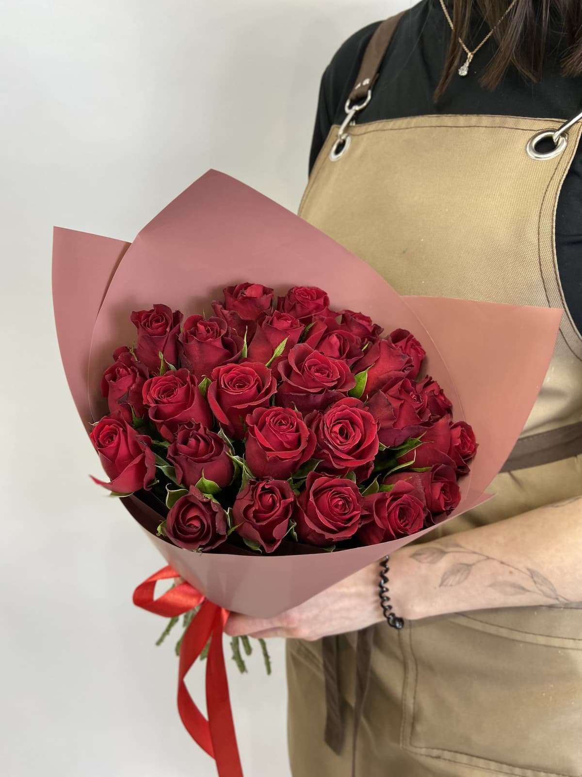 Свежий букет из 25 красных роз Кения 35-40см в матовом