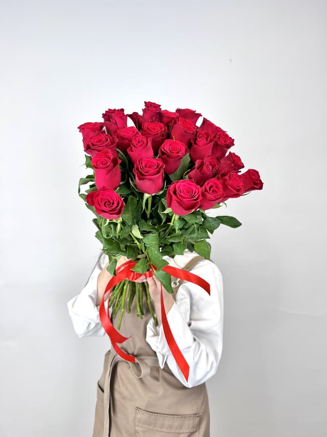 Стильный букет из 25 красных роз стандарт 50 см Стильный букет из 25 красных роз стандарт 50 см