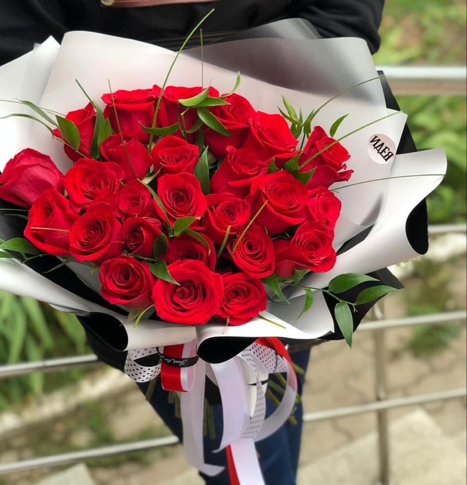 Букет из 25 красных Роз в фирменном оформлении 100 см