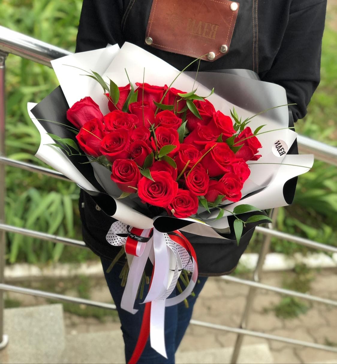 Дизайнерский букет из 25 красных Роз в фирменном оформлении 50 см