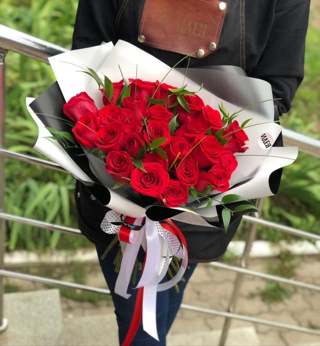 Шикарный букет из 25 красных Роз в фирменном оформлении 70 см Шикарный букет из 25 красных Роз в фирменном оформлении 70 см