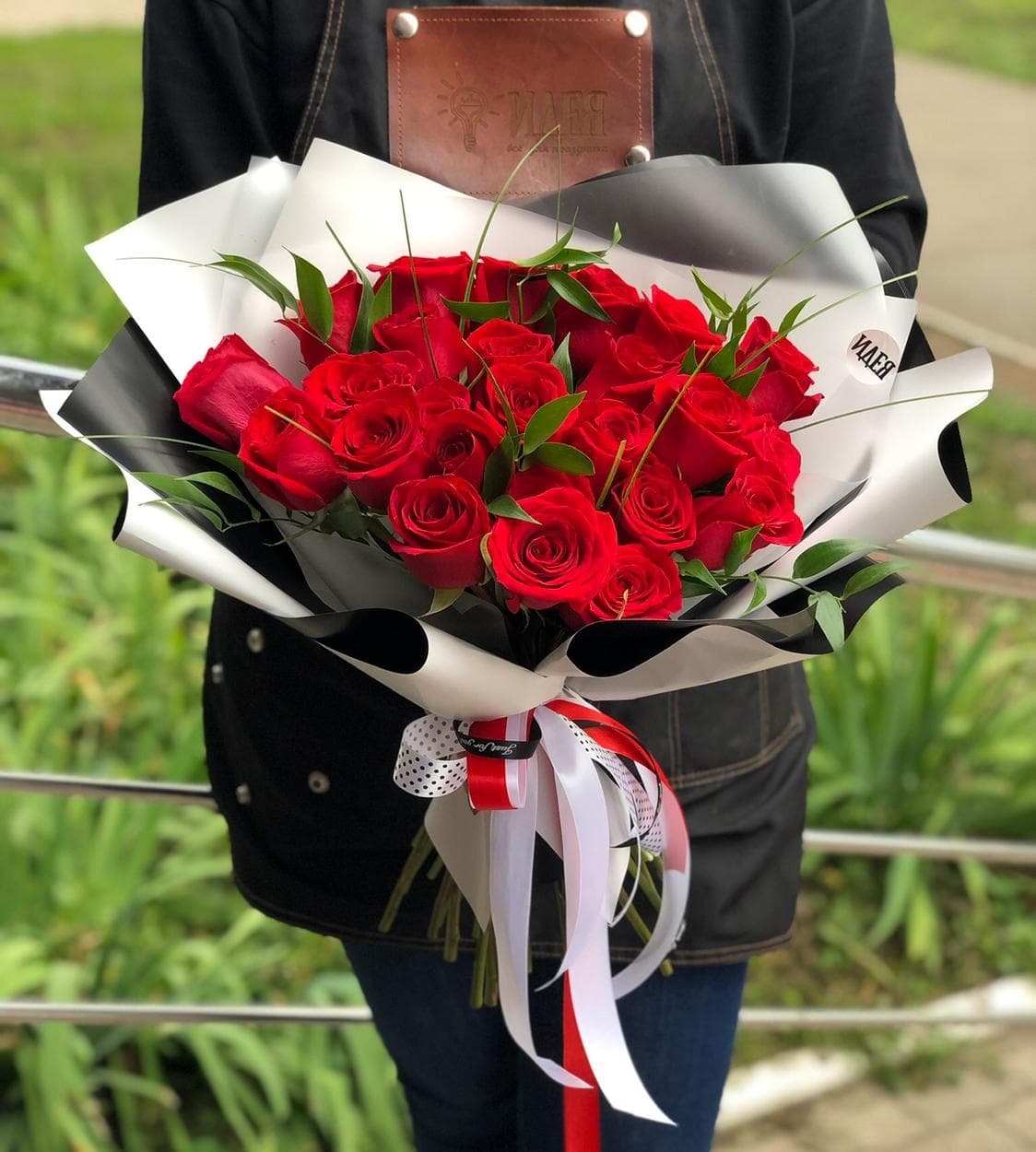 Букет из 25 красных Роз в фирменном оформлении 90 см