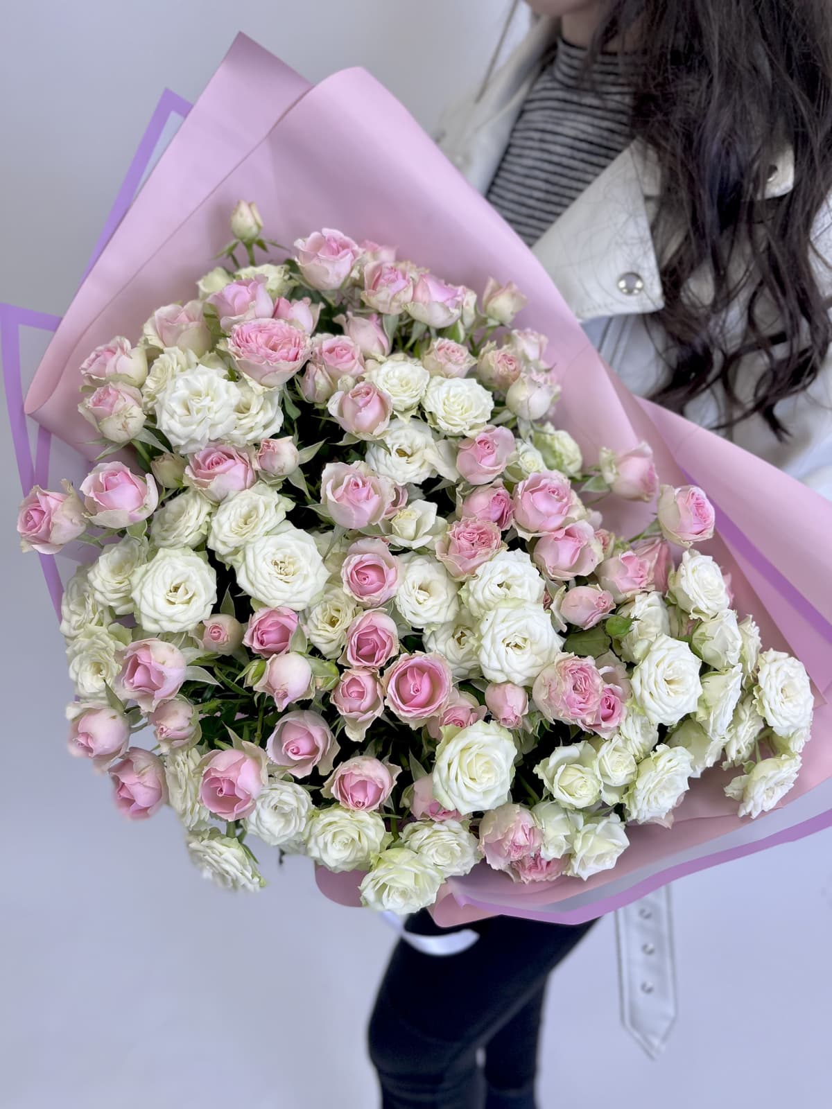 Праздничный букет из 25 кустовых роз микс в матовой бумаге