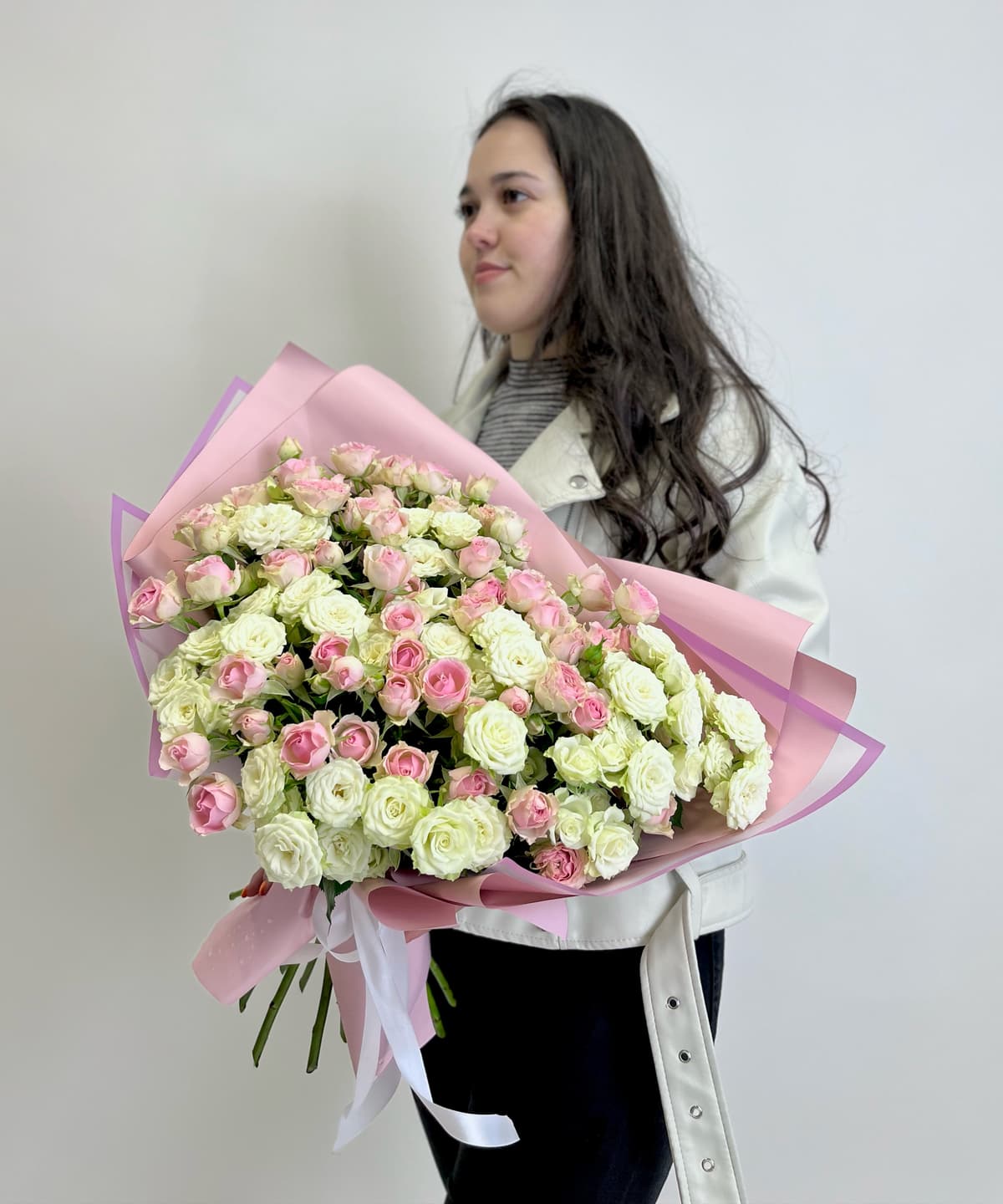 Праздничный букет из 25 кустовых роз микс в матовой бумаге