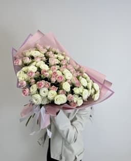 Праздничный букет из 25 кустовых роз микс в матовой бумаге