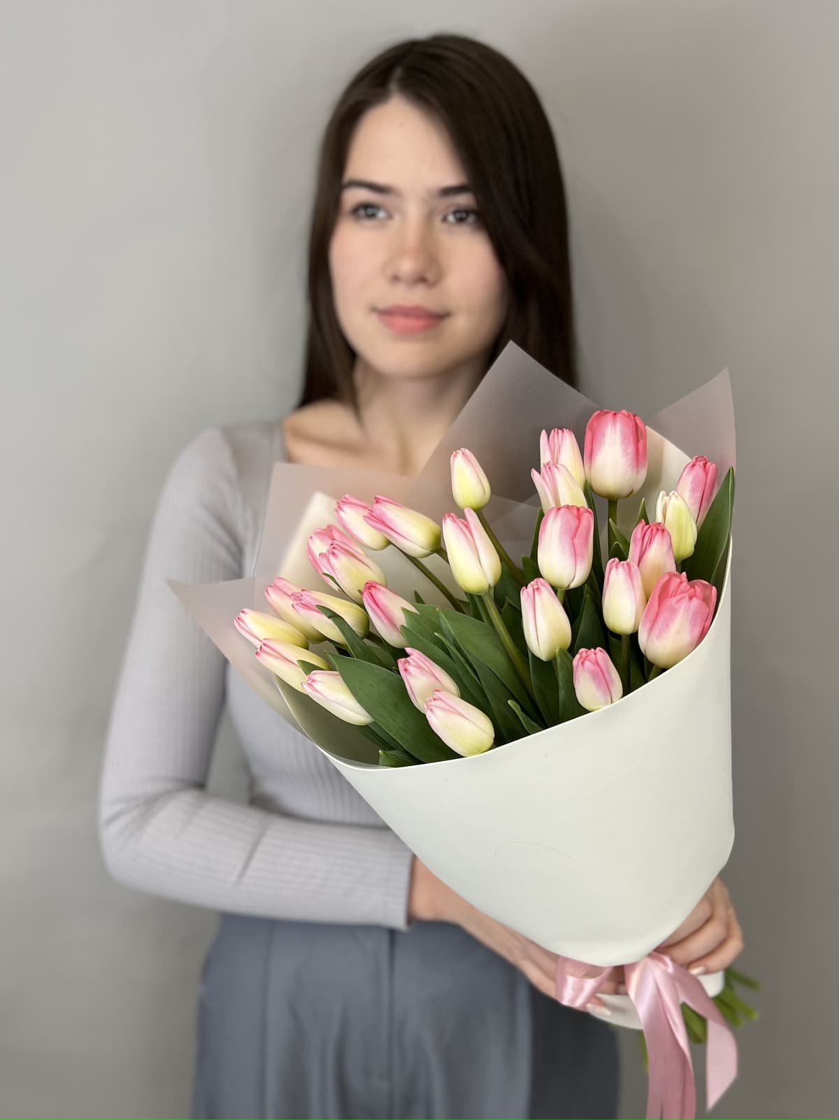 Популярный букет из 25 нежно розовых тюльпанов в фоамиране