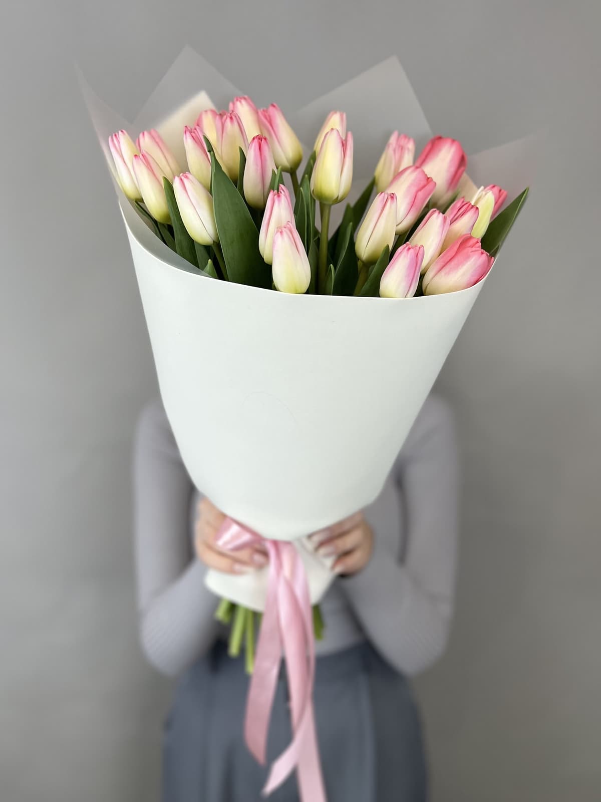 Популярный букет из 25 нежно розовых тюльпанов в фоамиране