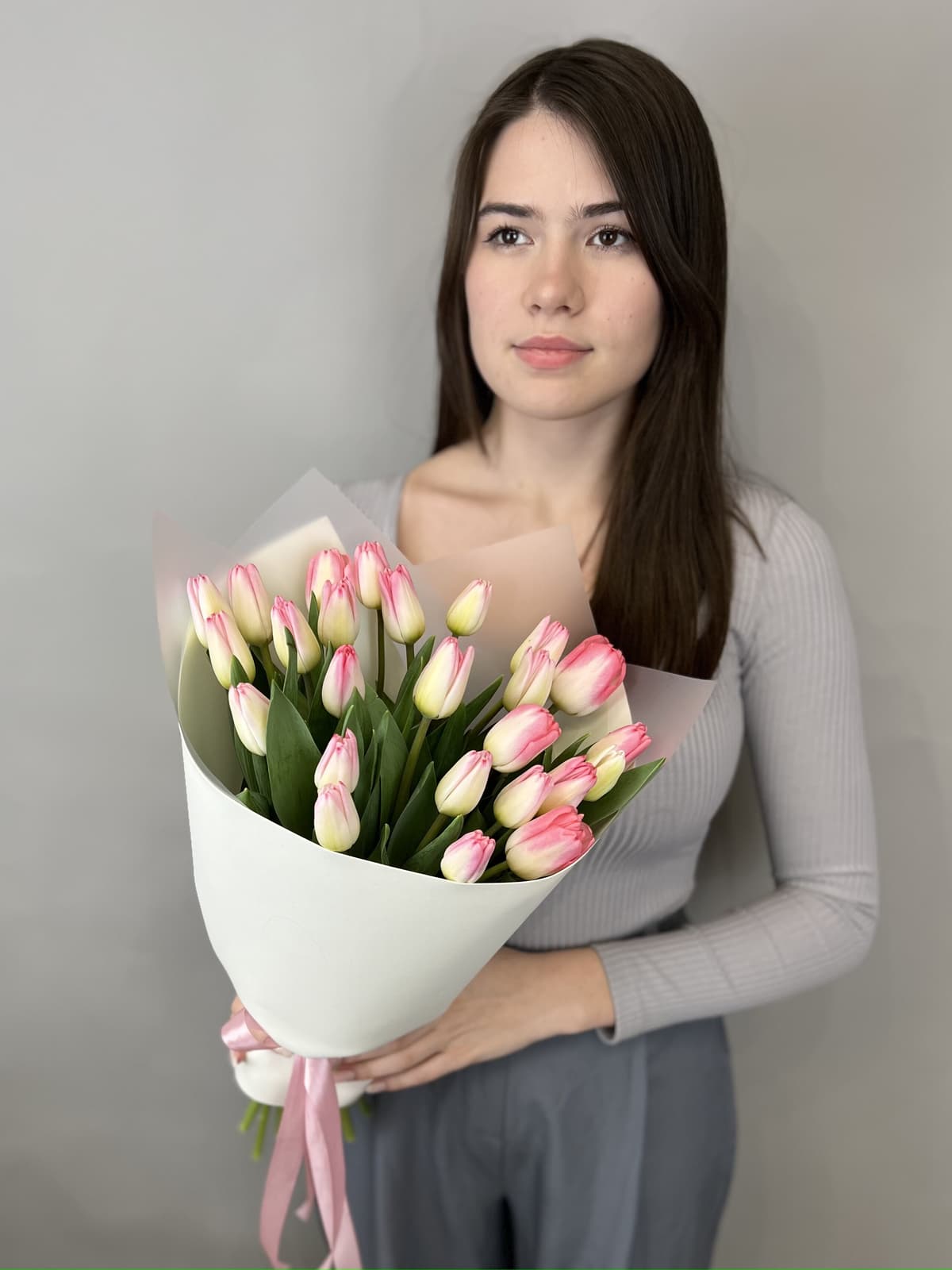 Популярный букет из 25 нежно розовых тюльпанов в фоамиране
