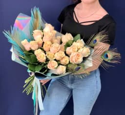 Праздничный букет из 25 нежных Роз Эквадор в стильном оформлении 50 см