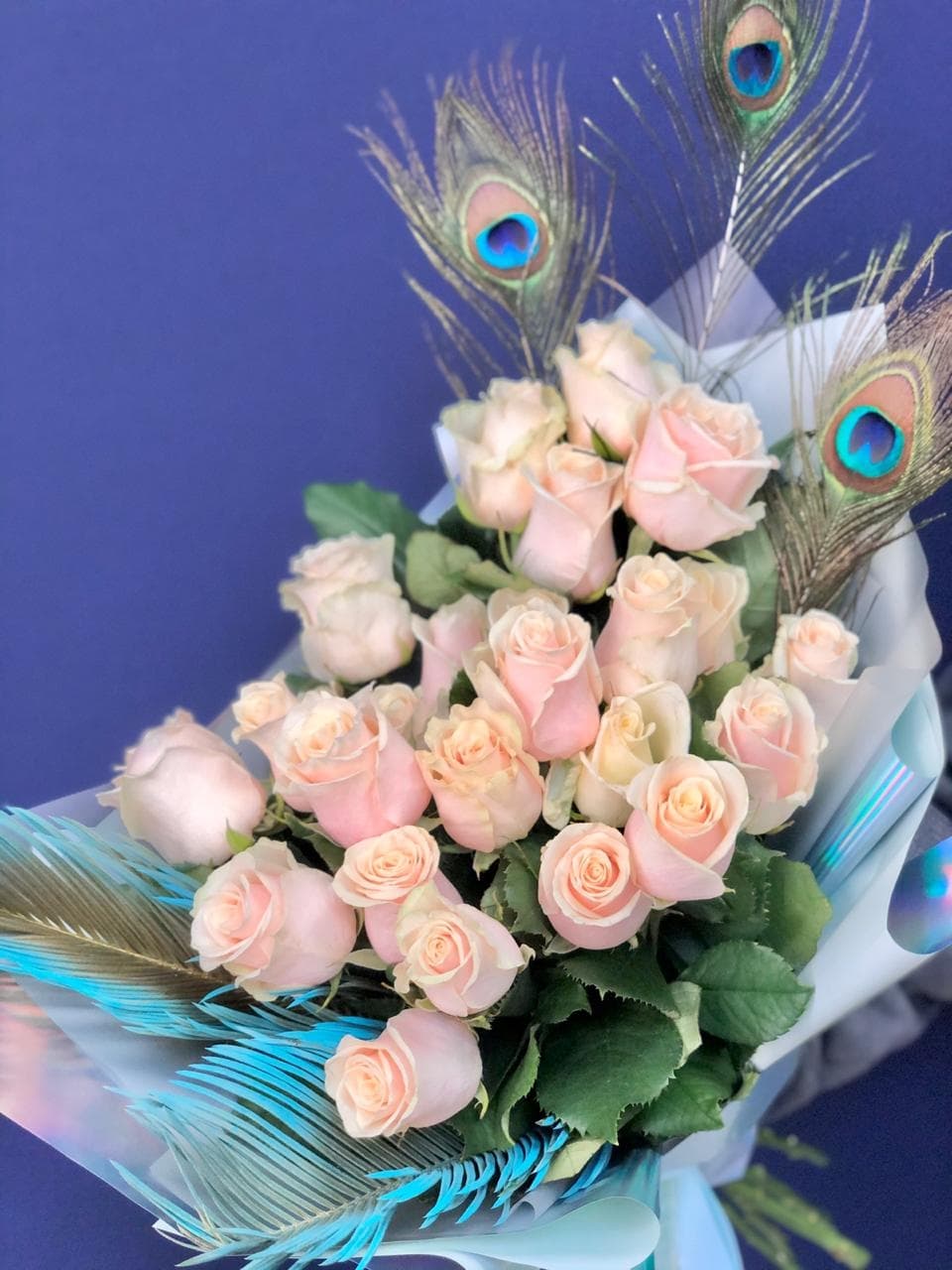 Праздничный букет из 25 нежных Роз Эквадор в стильном оформлении 50 см