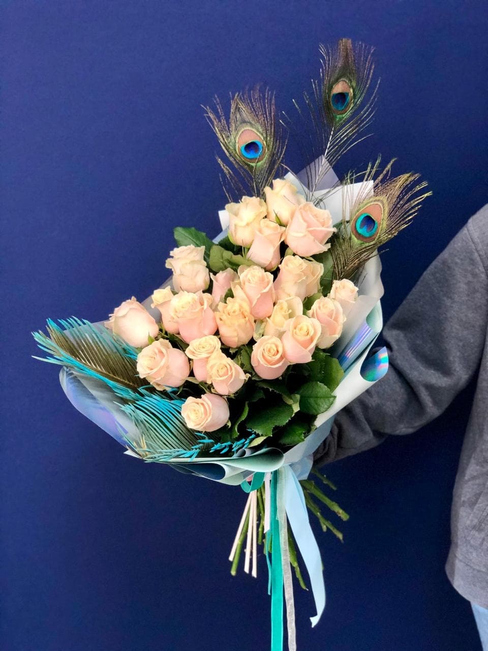 Праздничный букет из 25 нежных Роз Эквадор в стильном оформлении 50 см