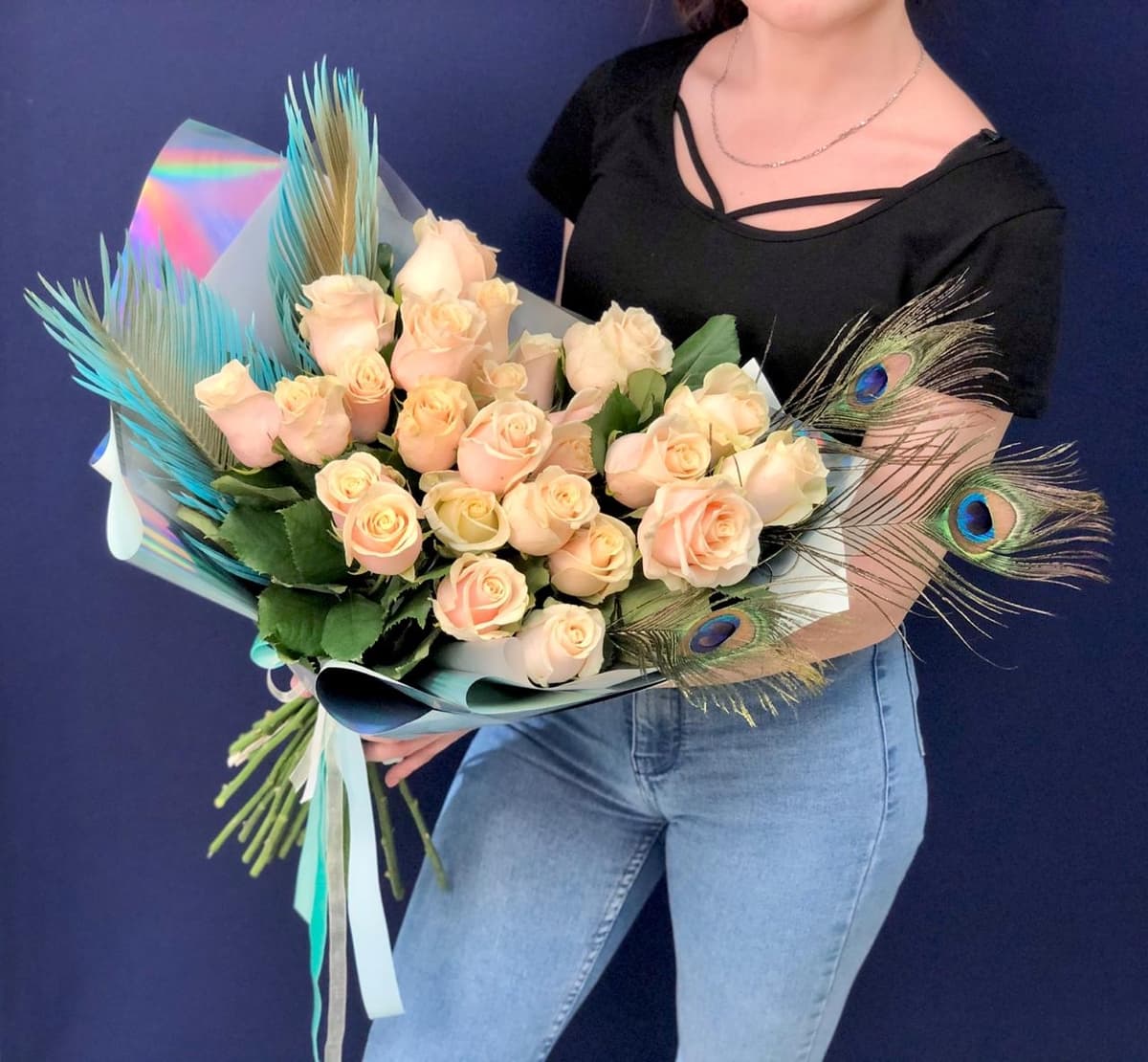 Весенний букет из 25 нежных Роз Эквадор в стильном оформлении 70 см