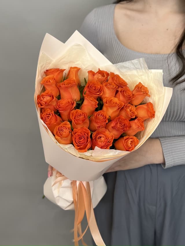 Дизайнерский букет из 25 оранжевых роз Кения 35-40 см в матовой бумаге Дизайнерский букет из 25 оранжевых роз Кения 35-40 см в матовой бумаге