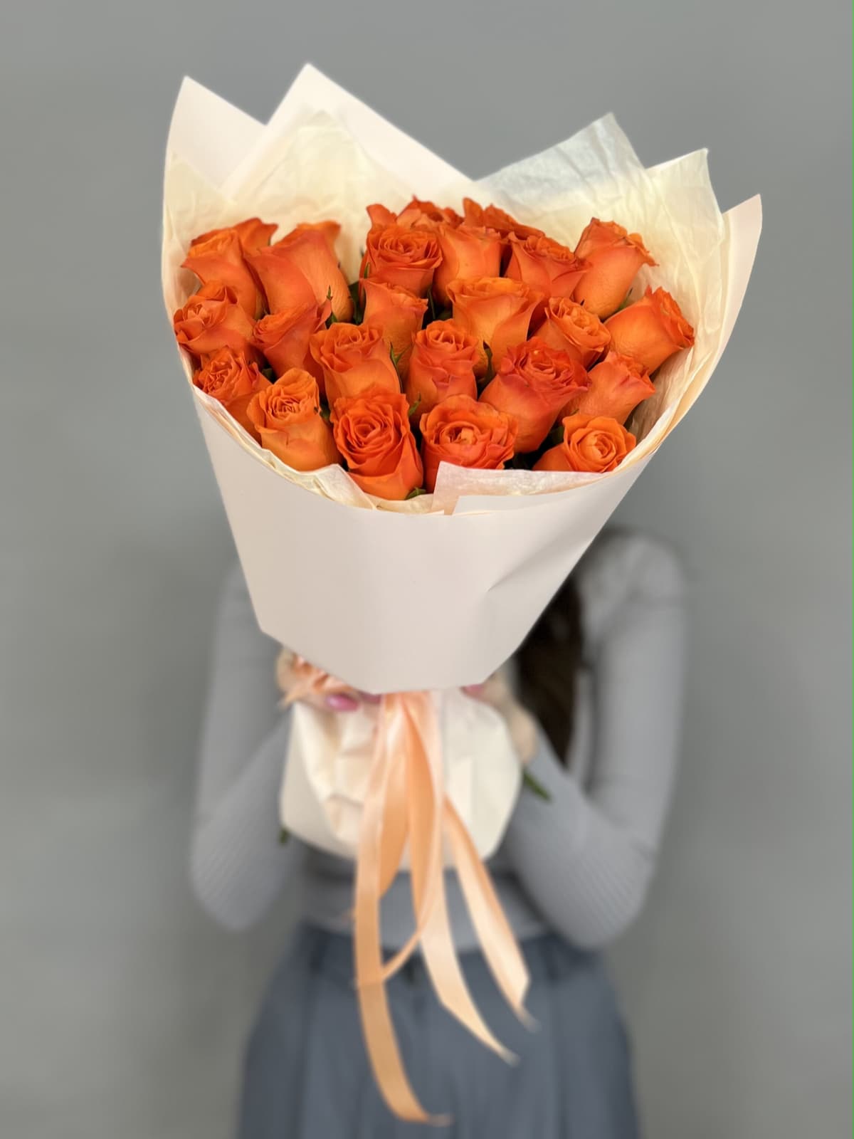 Дизайнерский букет из 25 оранжевых роз Кения 35-40 см в матовой бумаге