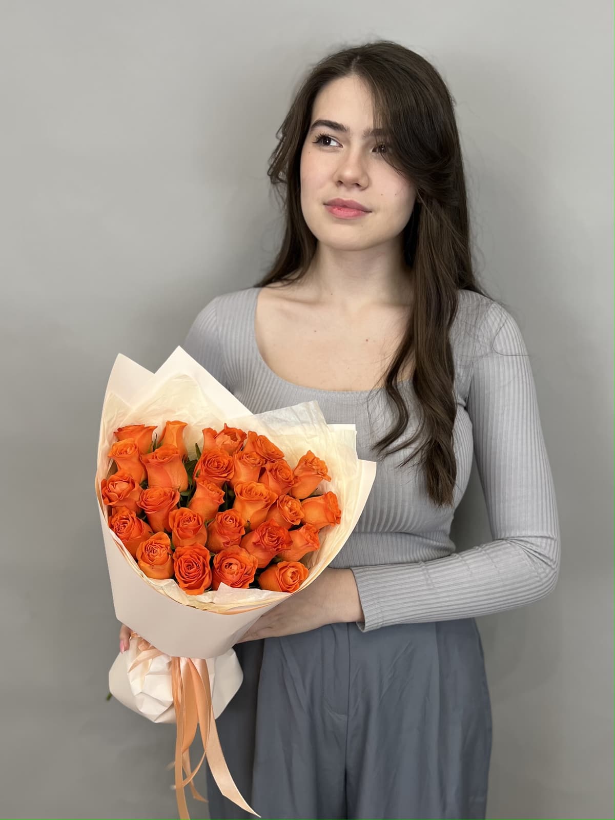 Дизайнерский букет из 25 оранжевых роз Кения 35-40 см в матовой бумаге