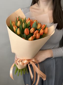 Букет из 25 оранжевых тюльпанов в фоамиране