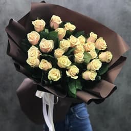 Красивый букет из 25 персиковых роз Эквадор в матовой бумаге 60 см