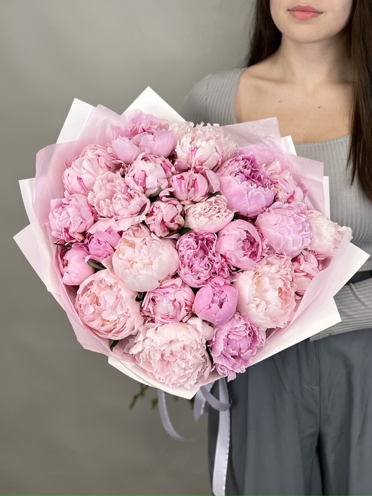 Красивый букет из 25 Пионов "Сара Бернар"