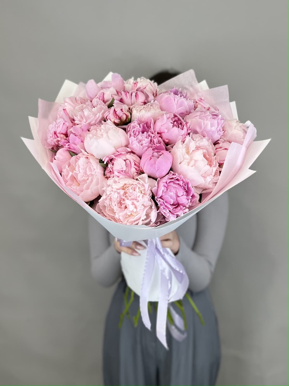 Красивый букет из 25 Пионов "Сара Бернар"