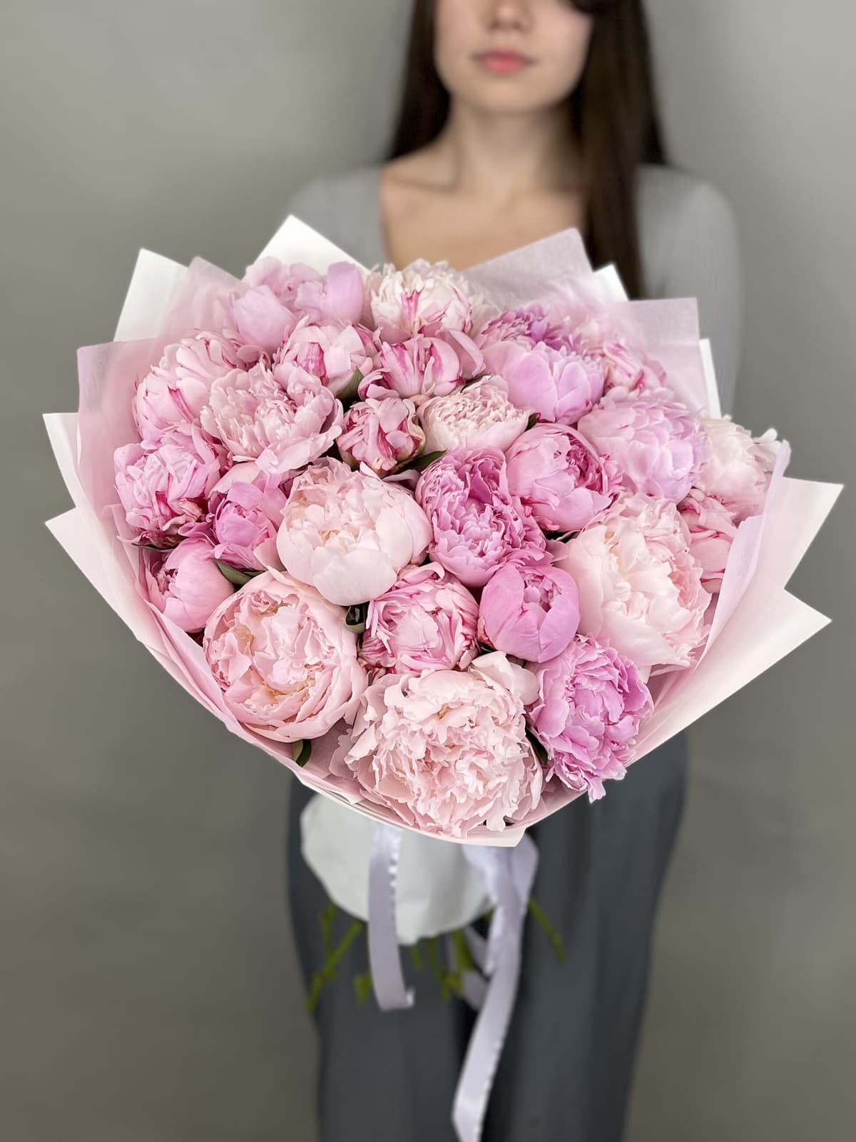 Красивый букет из 25 Пионов "Сара Бернар"