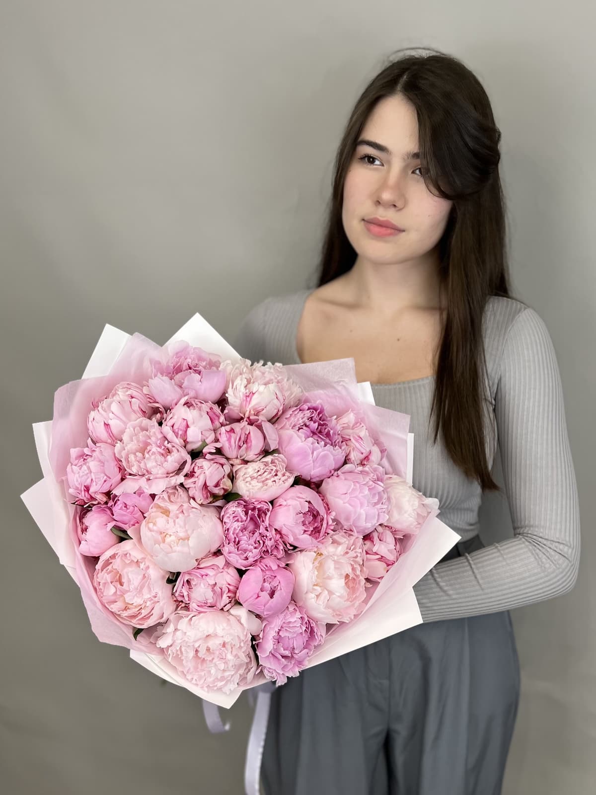 Красивый букет из 25 Пионов "Сара Бернар"