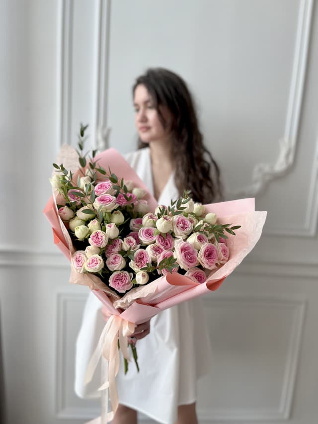 Оригинальный букет из 25 пионовидных кустовых роз Gelato с эвкалиптом Оригинальный букет из 25 пионовидных кустовых роз Gelato с эвкалиптом