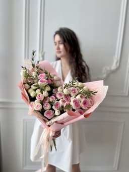 Оригинальный букет из 25 пионовидных кустовых роз Gelato с эвкалиптом