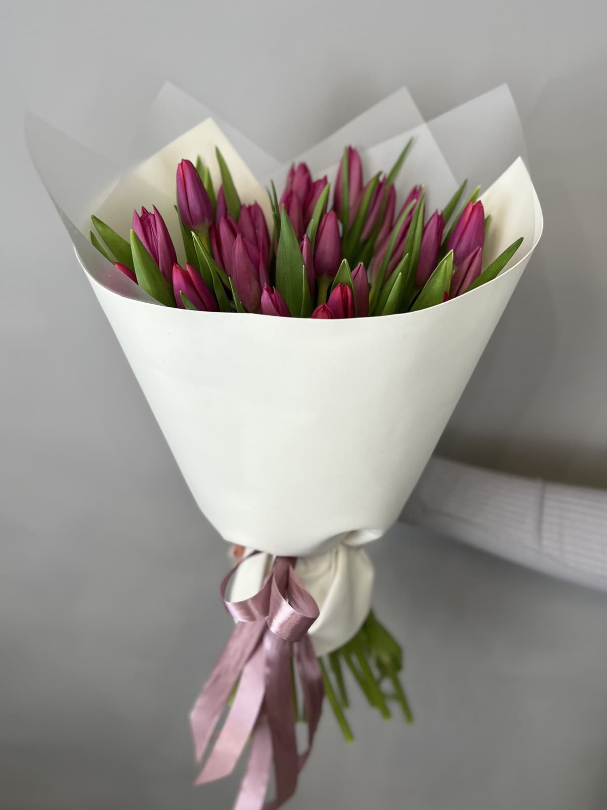 Букет из 25 пурпурных тюльпанов в фоамиране