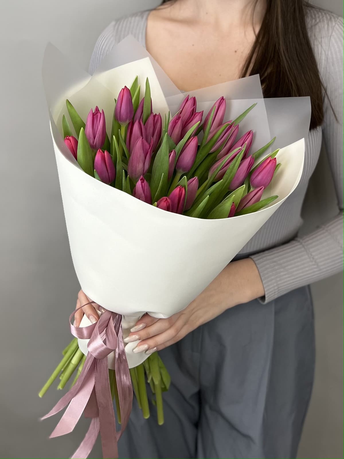 Букет из 25 пурпурных тюльпанов в фоамиране