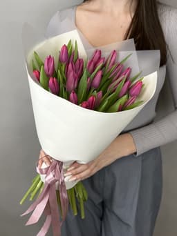 Букет из 25 пурпурных тюльпанов в фоамиране