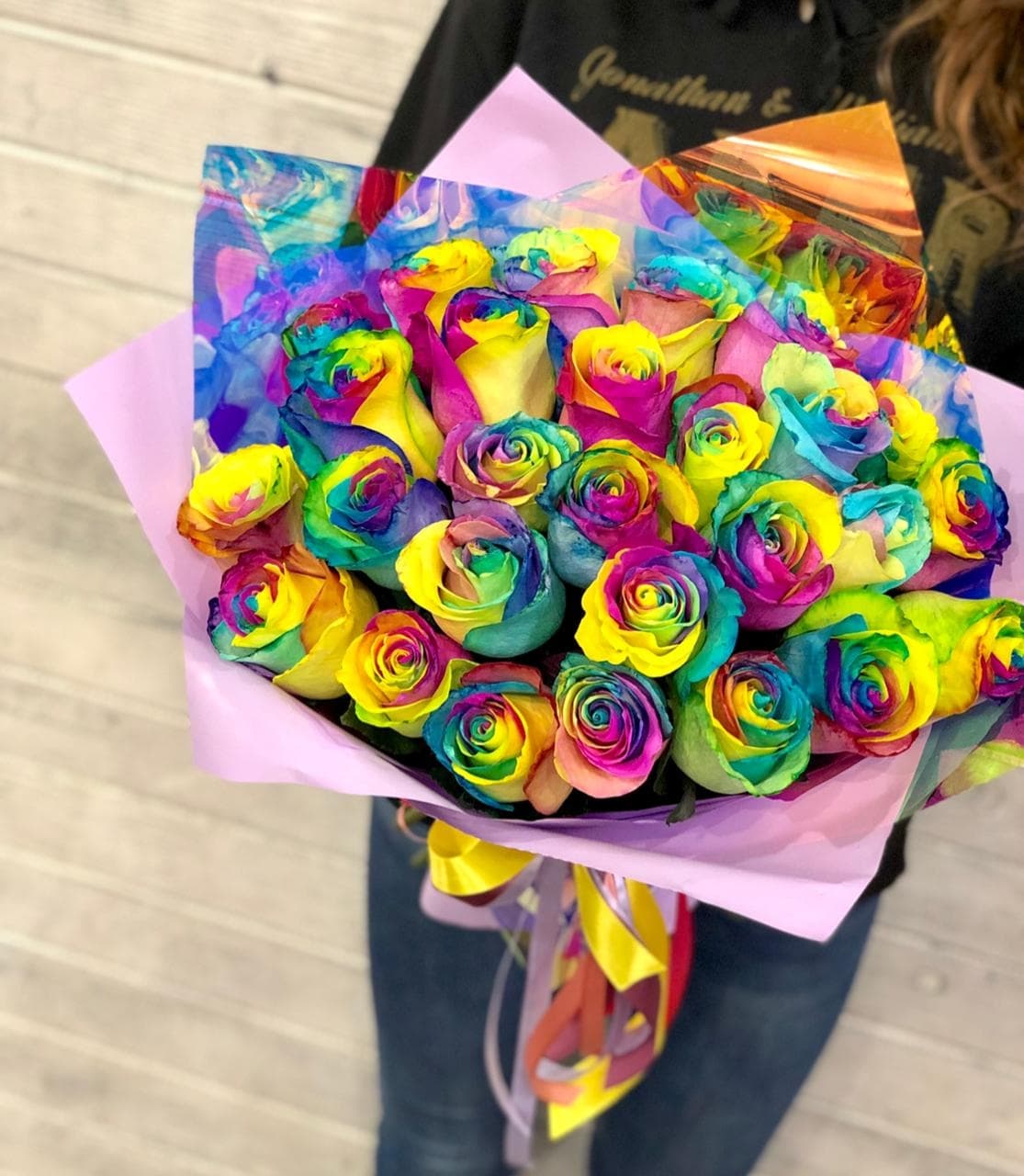 Букет из 25 радужных Роз в фирменном оформлении