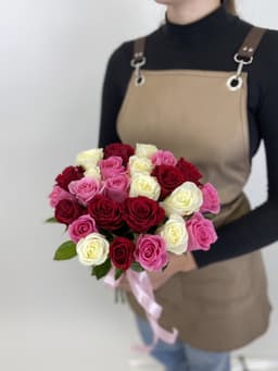 Оригинальный букет из 25 роз Кения микс 35-40см