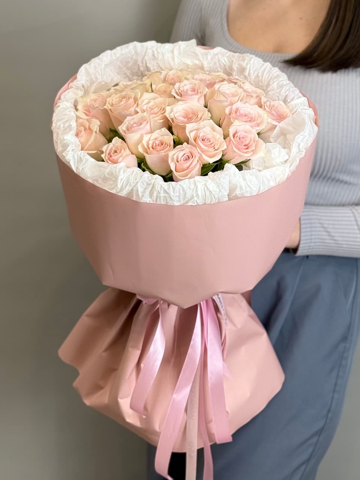 Букет из 25 розовых роз Кения 35-40 см в фирменной упаковке