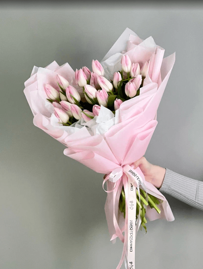 Букет из 25 розовых тюльпанов в фирменной упаковке