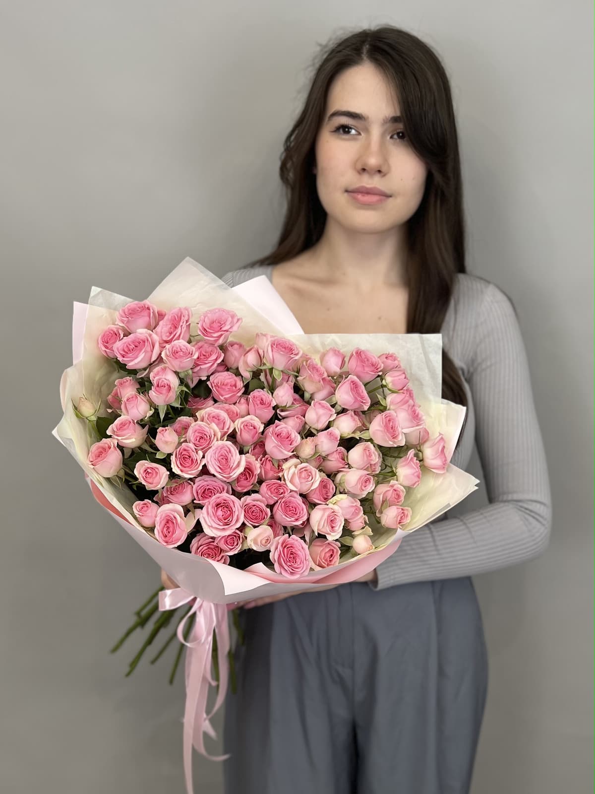 Дизайнерский букет из 25 розовых кустовых роз