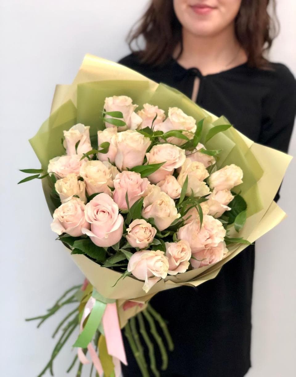 Букет из 25 розовых Роз Эквадор с зеленью в матовой бумаге 50 см