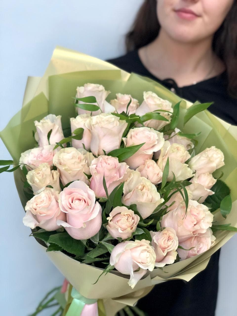 Букет из 25 розовых Роз Эквадор с зеленью в матовой бумаге 50 см