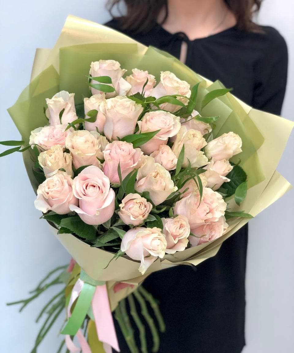 Букет из 25 розовых Роз Эквадор с зеленью в матовой бумаге 50 см